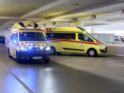 simbolična fotografija - nujna medicinska pomoč - re&scaron;evalno vozilo - re&scaron;ilec- 25.09.2018 - Kirur&scaron;ka klinika UKC Ljubljana - Urgentni kirur&scaron;ki blok - urgenca - reanimacijski prostor &ndash; ogled simulacije na mestu dejanskega sprejema politravmnatiziranega po&scaron;kodovanca //FOTO: Luka Cjuha.