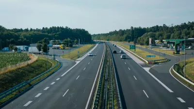 Malo verjetno, da bo povsod danes tako idealno tekoč promet. Vreme pa utegne biti res lepo. Slika je simbolična.