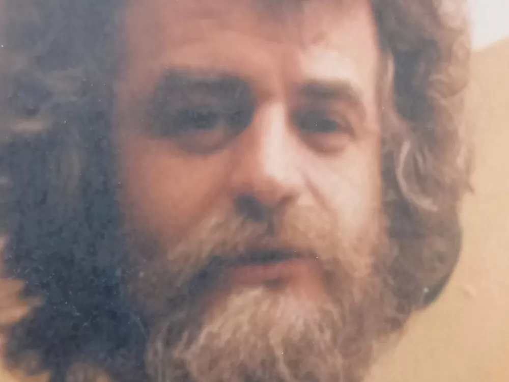 Umetnik, zazrt globoko vase