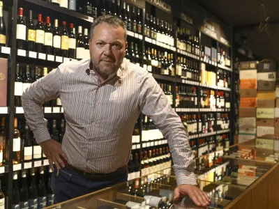 sommelier Ga&scaron;per Čarman - 14.09.2023 - EVino Bar - vinoteka, &Scaron;martinska cesta 53 v Ljubljani //FOTO: Luka Cjuha