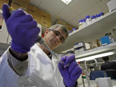 Dr. Simon Horvat, znanstvenik - profesor, ki je z genomsko analizo odkril gen DEPTOR, ki vpliva na debelost, zaposlen v Laboratoriju za biotehnologijo - Kemijski in&scaron;titut in profesor genetike - Biotehni&scaron;ka fakulteta//FOTO: Tomaž Skale