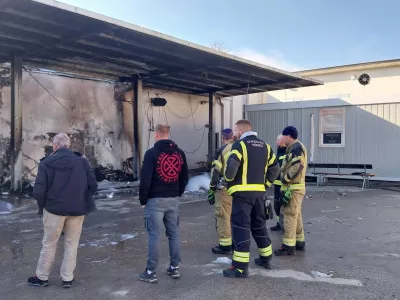 Dan po nedeljskem požaru na pogori&scaron;ču ostajajo gasilci, ogled s strani policije pa je v dopoldanskih urah &scaron;e trajal. 
