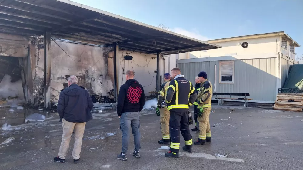 Dan po nedeljskem požaru na pogori&scaron;ču ostajajo gasilci, ogled s strani policije pa je v dopoldanskih urah &scaron;e trajal. 