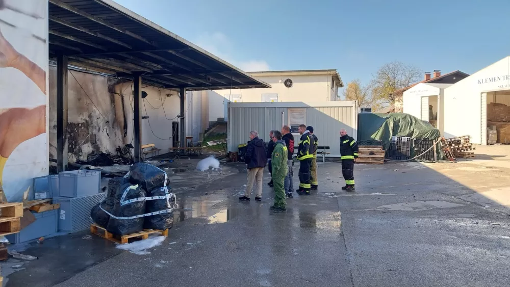 Dan po nedeljskem požaru na pogori&scaron;ču ostajajo gasilci, ogled s strani policije pa je v dopoldanskih urah &scaron;e trajal. 