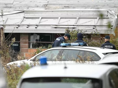 Ženska je v začetku novembra 2025 blizu zagreb&scaron;kega letali&scaron;ča v domači hi&scaron;i s sekiro napadla partnerja in ga ubila. 