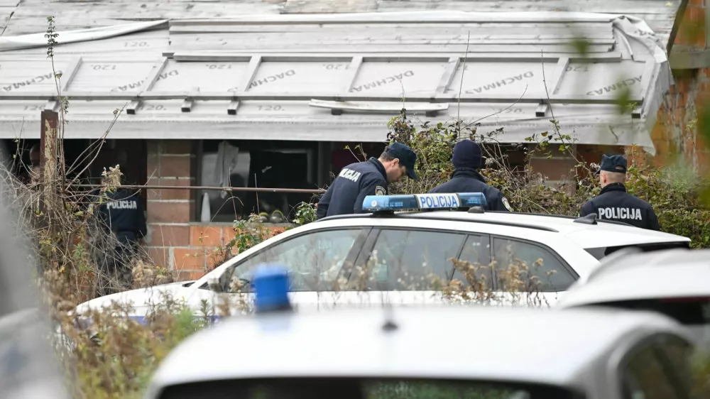 Ženska je v začetku novembra 2025 blizu zagreb&scaron;kega letali&scaron;ča v domači hi&scaron;i s sekiro napadla partnerja in ga ubila. 