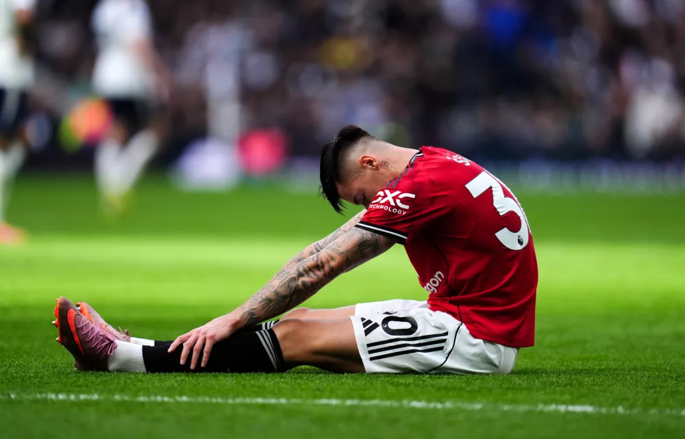 08 November 2025, United Kingdom, London: Manchester United's Benjamin Sesko sits injured during the English Premier League soccer match between Tottenham Hotspur and Manchester United at Tottenham Hotspur Stadium. Photo: John Walton/PA Wire/dpa