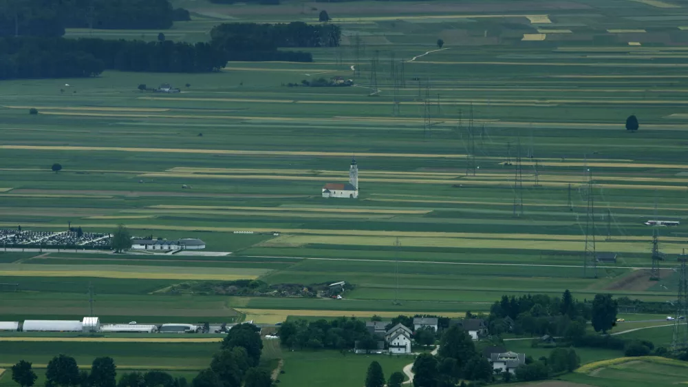 tematska fotografija - kmetijsko zemlji&scaron;če - //FOTO: Matej Pov&scaron;e