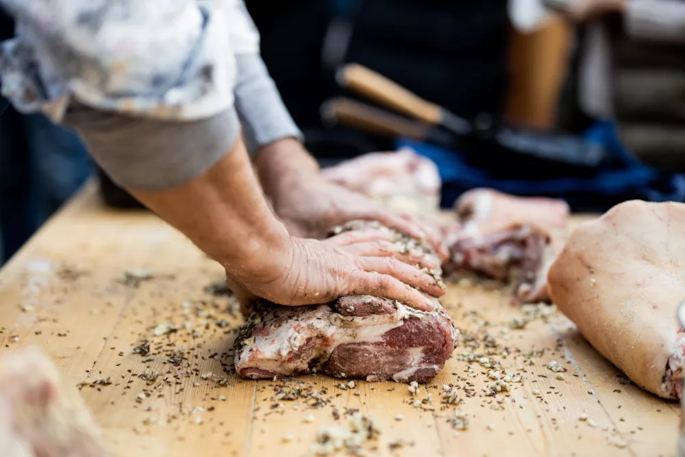 Izmera pra&scaron;iča v novi preobleki: Koline kot kulinarični spektakel