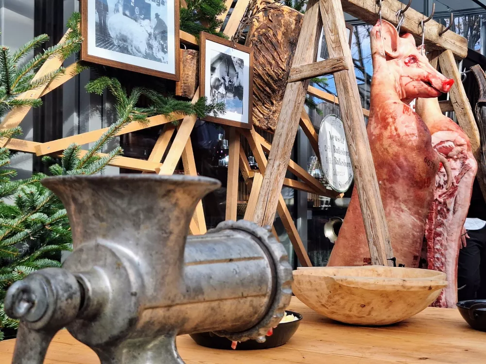 Izmera pra&scaron;iča v novi preobleki: Koline kot kulinarični spektakel