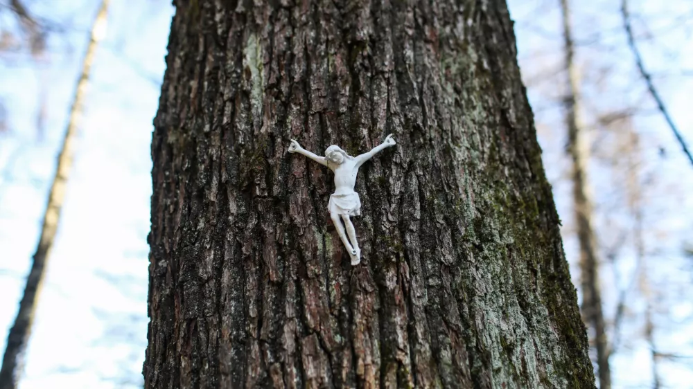 Od duhovnika izmamil 400 tisočakov, zdaj ga obtožuje nečednosti
