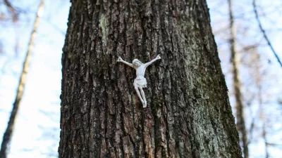 Od duhovnika izmamil 400 tisočakov, zdaj ga obtožuje nečednosti