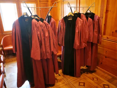 - simbolična fotografija 2017 - toga - službeno oblačilo ustavnega sodnika - pravosodje - pravo - pravičnost - pravica - pravni sistem - tožilstvo - sodna oblast - sodi&scaron;ča - sodi&scaron;če - //FOTO: Tomaž Skale / Foto: Tomaz Skale