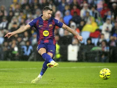 Soccer Football - LaLiga - Celta Vigo v FC Barcelona - Estadio de Balaidos, Vigo, Spain - November 9, 2025 FC Barcelona's Robert Lewandowski scores their first goal from the penalty spot REUTERS/Miguel Vidal