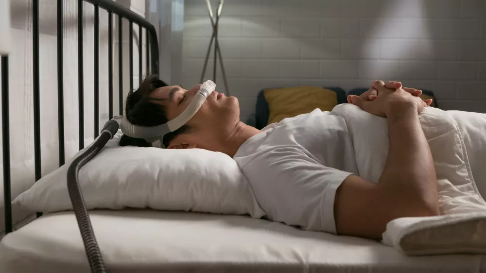 Človek med ležanjem v postelji. Slika je simbolična. / Foto: Istock