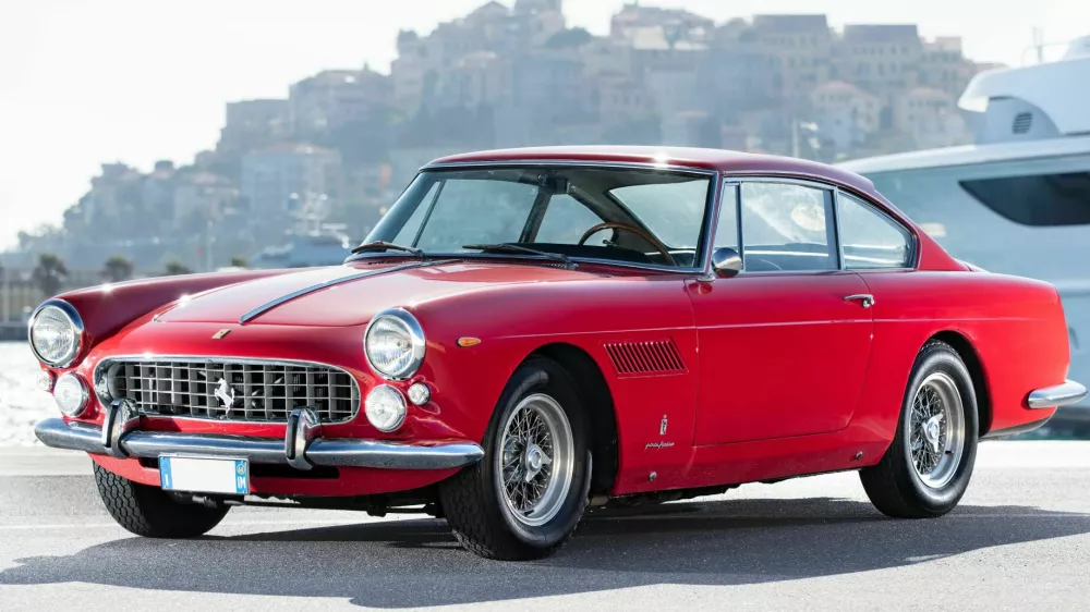 Ferrari 330 america (1963): Skrit pod ponjavo in plastmi prahu