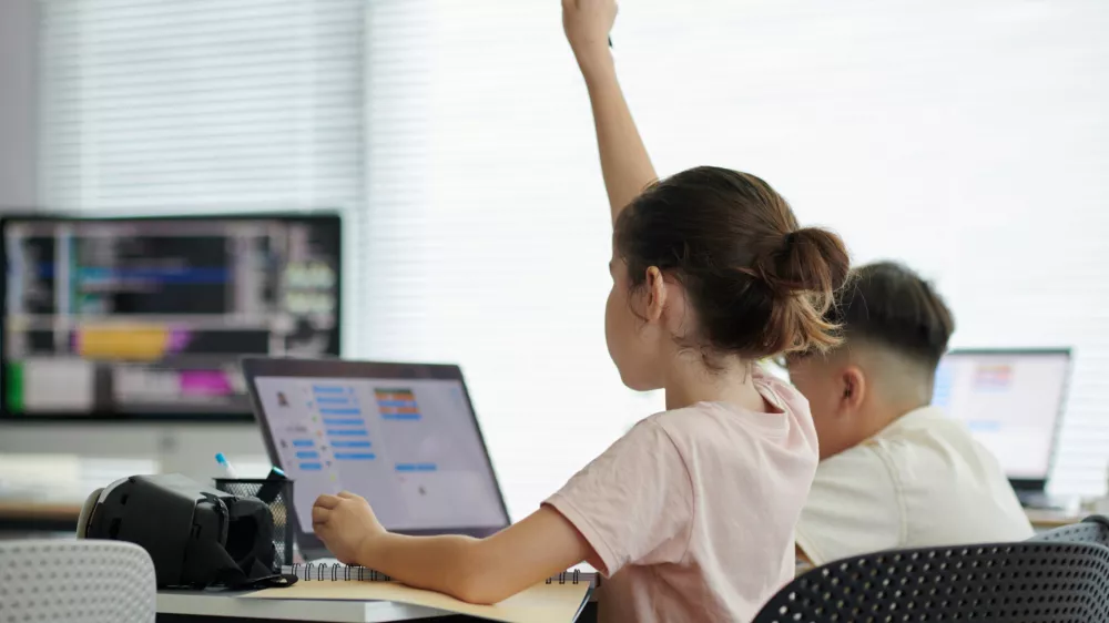 Star&scaron;em grozijo z visoko globo, če otroke silijo k učenju