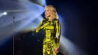 Pevka Jelena Rozga je svojim sledilkam razkrila, od kod ji ideja za &raquo;mokre obleke&laquo;