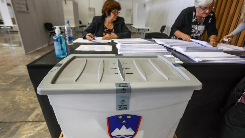 predčasno glasovanje za predsednika republike Slovenije na Gospodarskem razstavi&scaron;ču- 18.10.2022 &ndash; Predsedni&scaron;ke volitve 2022 - sedme volitve za petega predsednika republike v samostojni Sloveniji &ndash; volilci so volili med sedmimi kandidati &ndash; Milanom Brglezom, Janezom Ciglerjem Kraljem, Anžetom Logarjem, Nata&scaron;o Pirc Musar, Vladimirjem Prebiličem in Sabino Senčar //FOTO: Luka Cjuha