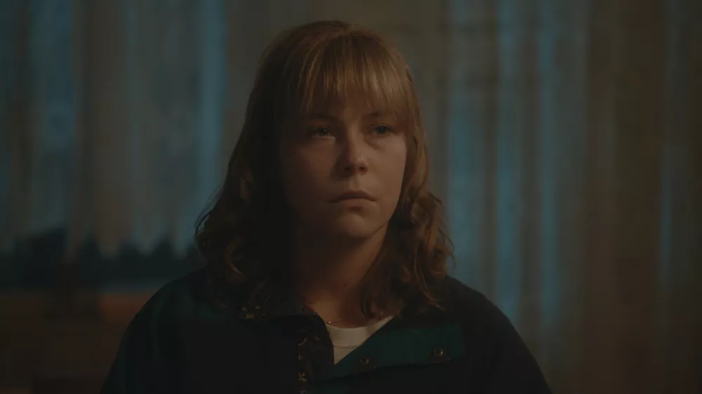 Belo se pere na devetdeset: Zgodba, ki ne potrebuje filtrov in ojačevalcev