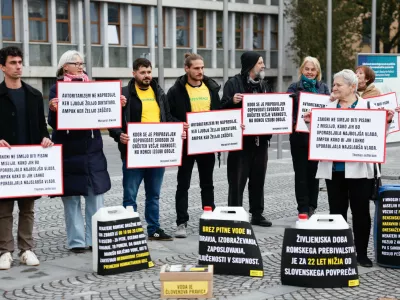 Ljubljana, Trg republike.Novinarska konferenca predstavnikov nevladnih organizacij in civilne druzbe o staliscih do predloga t. i. Sutarjevega zakona.