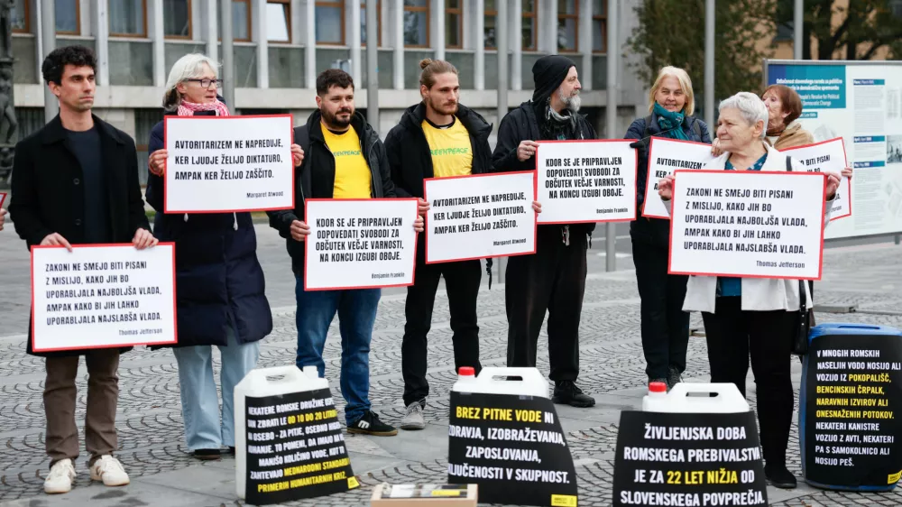 Ljubljana, Trg republike.Novinarska konferenca predstavnikov nevladnih organizacij in civilne druzbe o staliscih do predloga t. i. Sutarjevega zakona.