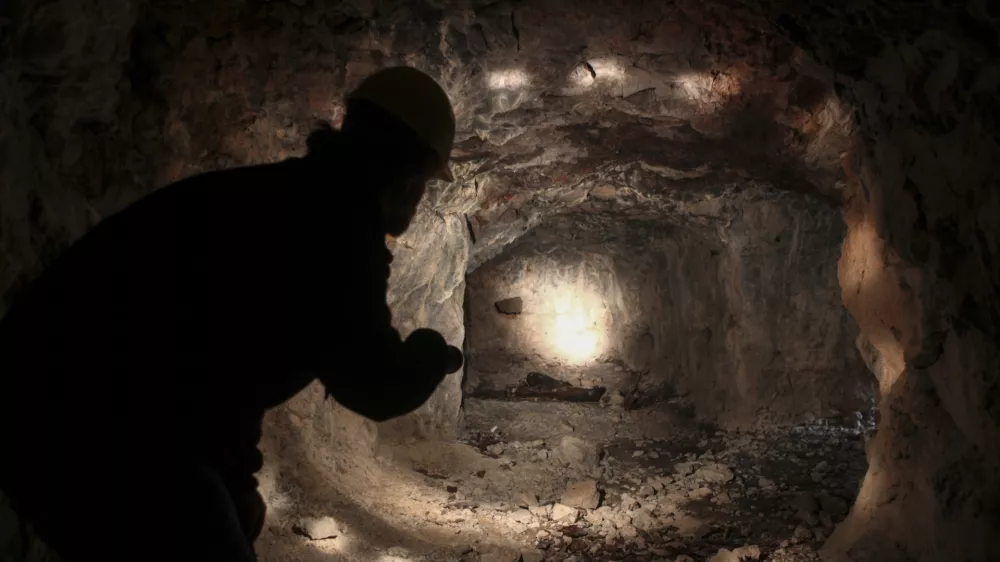 - kra&scaron;ka jama - - 12.12.2015 - iskalna akcija in uničenje neeksplodiranih ubojnih sredstev, Ren&scaron;ki vrh nad Novo Gorico  ///FOTO: Luka Cjuha.