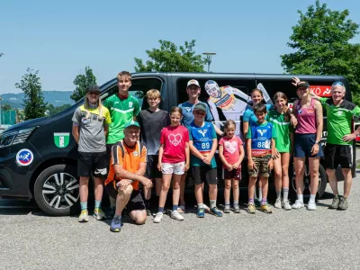 Franz Wiegele (desno v zelenem) skrbi za mlade skakalce v skakalnem dru&scaron;tvu Zahomec. Svojih korenin ne pozablja niti lani najbolj&scaron;i skakalec na svetu Daniel Tschofenig (v sredini s kapo). 