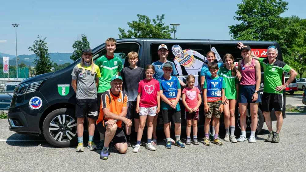 Franz Wiegele (desno v zelenem) skrbi za mlade skakalce v skakalnem dru&scaron;tvu Zahomec. Svojih korenin ne pozablja niti lani najbolj&scaron;i skakalec na svetu Daniel Tschofenig (v sredini s kapo). 