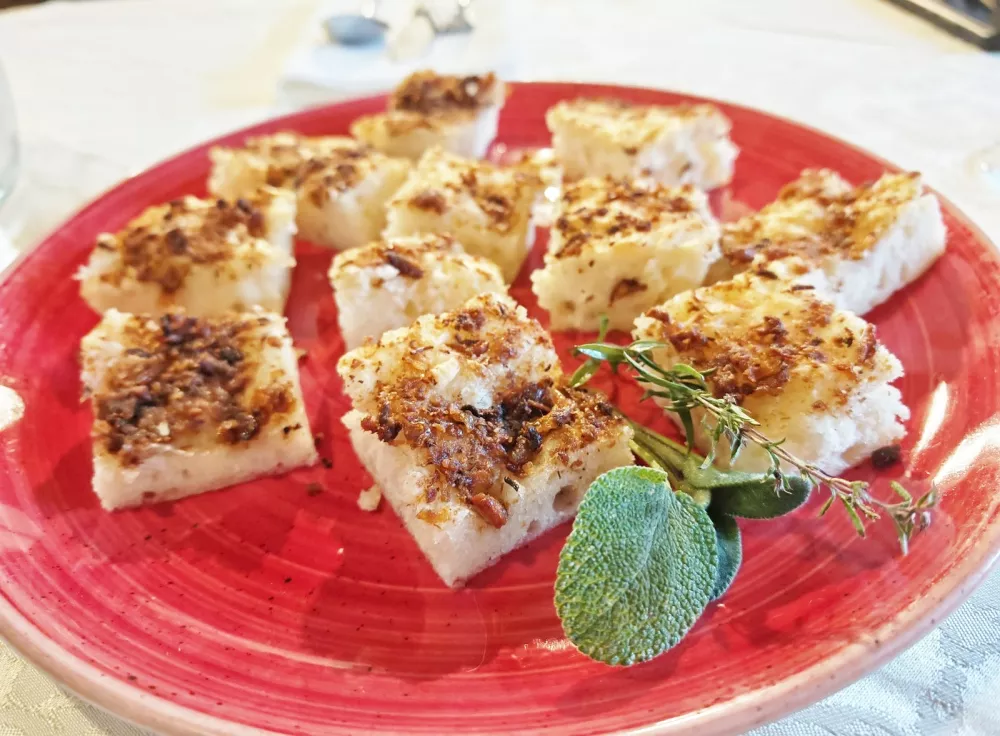 Pogoča z ocvirki / Foto: Miha First