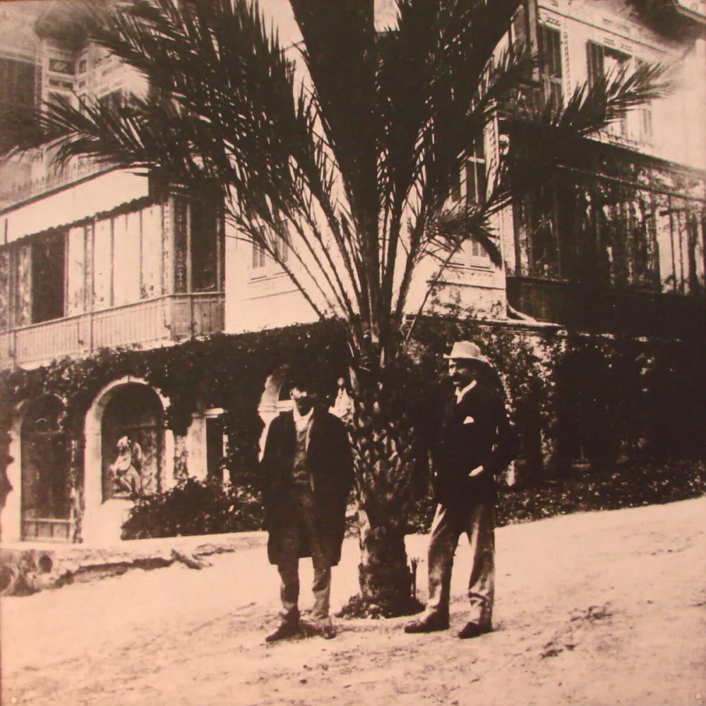 Alfred Nobel in njegov prijatelj Robert Strehlenert pred Nobelovo vilo v Sanremu leta 1896. Strehlenert je bil eden od &scaron;tirih prič pri podpisu Nobelove oporoke novembra 1895. To pomeni, da je osebno jamčil, da je Nobel zapustil svoje premoženje v dobro nagrad, ki nosijo njegovo ime. / Foto: Wikipedija