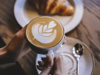 kava, skodelica kave, rogljiček, zajtrk / Foto: Pchagai