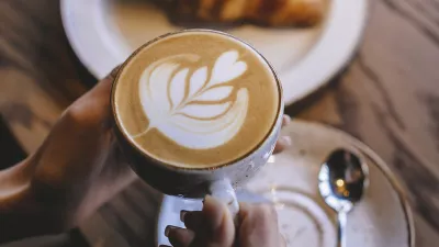 kava, skodelica kave, rogljiček, zajtrk / Foto: Pchagai