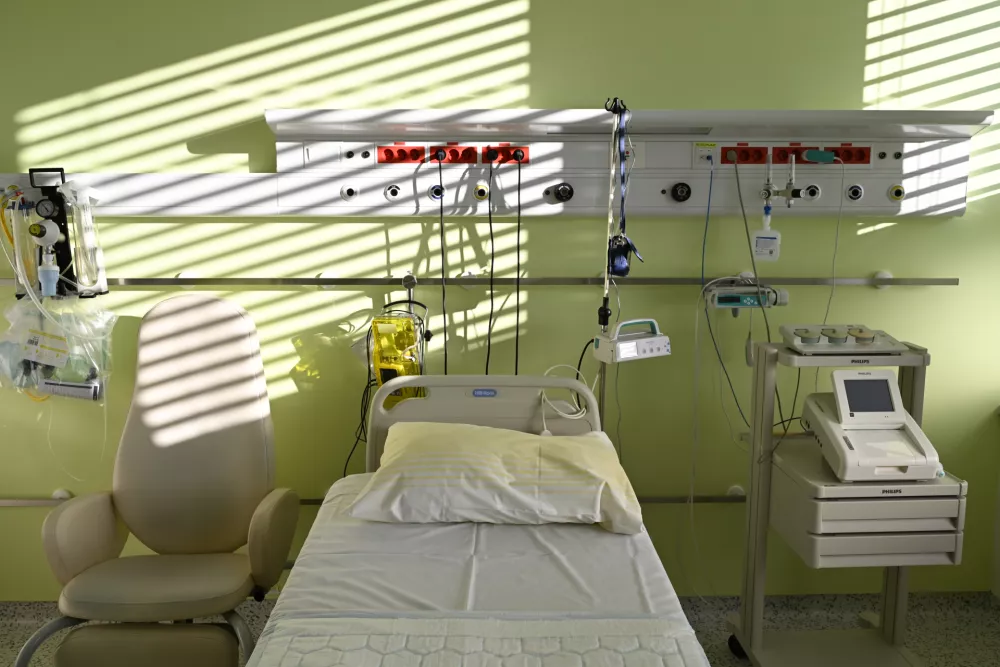 Včasih so babice na domovih poslu&scaron;ale srček s Pinardovo slu&scaron;alko, danes imajo sodobne aparature, kot je CTG-aparat z brezžično povezavo. / Foto:&nbsp;Nik Erik Neubauer