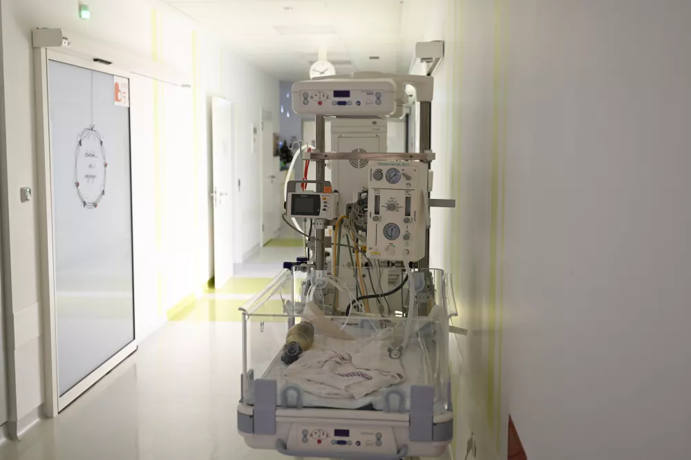 Kranjska porodni&scaron;nica, čeprav bistveno manj&scaron;a od ljubljanske, se pona&scaron;a z intimnostjo in domačnostjo, ki jo porodnice v dana&scaron;njem času vse bolj cenijo. / Foto:&nbsp;Nik Erik Neubauer