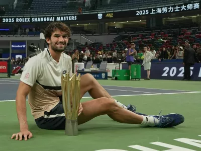 Valentin Vacherot of Monaco poses with trophy after winning the final of the Shanghai Masters tennis tournament defeating Arthur Rinderknech of France at Qizhong Forest Sports City Tennis Center, in Shanghai, China, Sunday, Oct. 12, 2025. (AP Photo/Andy Wong) / Foto: Andy Wong