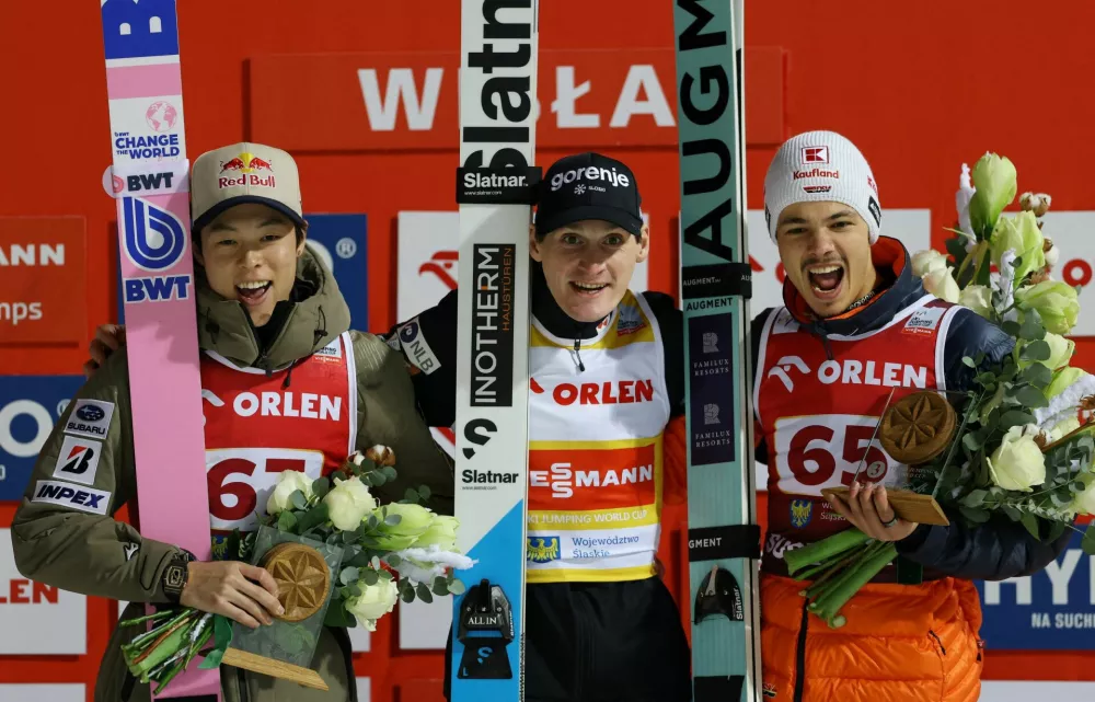 Prvi favoriti za zmago na novoletni turneji: v sredini Domen Prevc, levo Rjoju Kobaja&scaron;i, desno Philipp Raimund / Foto: Reuters