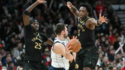 Nov 26, 2022; Toronto, Ontario, CAN; Dallas Mavericks guard Luka Doncic (77) controls the ball against Toronto Raptors forward Chris Boucher (25) and forward OG Anunoby (3) in the second half at Scotiabank Arena. Mandatory Credit: Dan Hamilton-USA TODAY Sports / Foto: Dan Hamilton