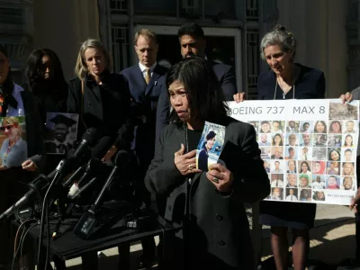 Svojci umrlih pred ameri&scaron;kim sodi&scaron;čem leta 2023. / Foto: Profimedia