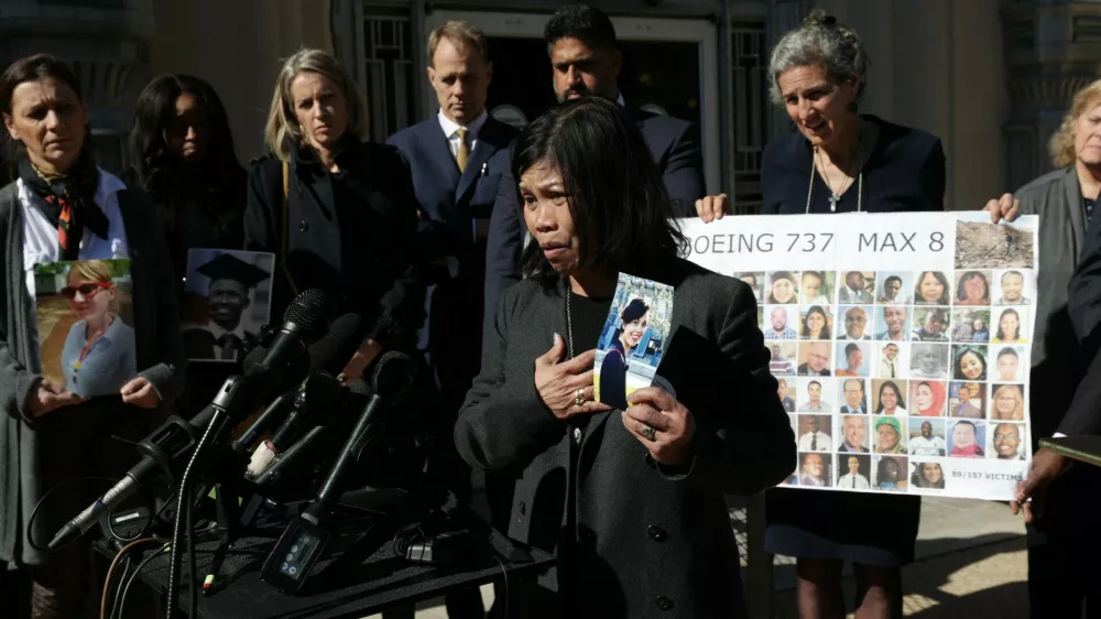 Svojci umrlih pred ameri&scaron;kim sodi&scaron;čem leta 2023. / Foto: Profimedia