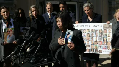 Svojci umrlih pred ameri&scaron;kim sodi&scaron;čem leta 2023. / Foto: Profimedia