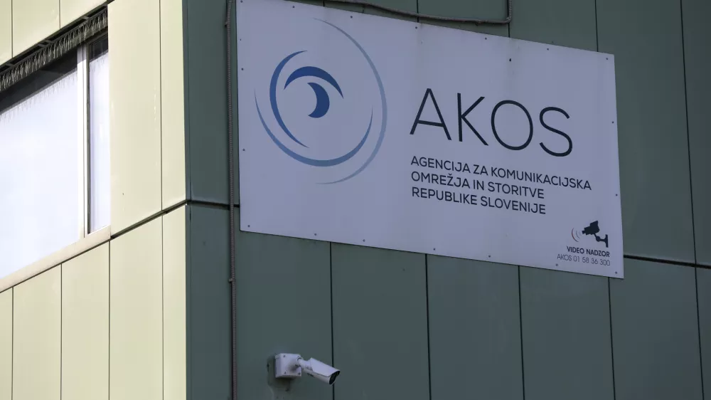stavba AKOS- 09.01.2020 - Agencija za komunikacijska omrežja in storitve RS - javni shod proti uvajanju tehnologije 5G v Sloveniji v organizaciji Gibanja za človeku prijazno tehnologijo ob robu posveta mobilnih operaterjev o uvajanju tehnologije 5G; //FOTO: Jaka Gasar