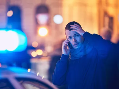 Young man calling after a crisis situation on city street. Themes crime, emergency medical service, fear or help. / Foto: Chalabala