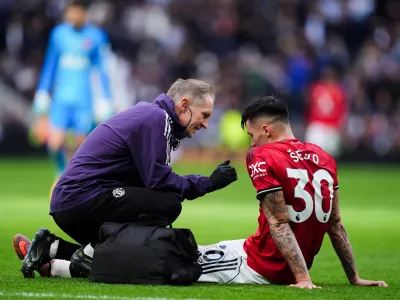 08 November 2025, United Kingdom, London: Manchester United's Benjamin Sesko sits injured during the English Premier League soccer match between Tottenham Hotspur and Manchester United at Tottenham Hotspur Stadium. Photo: John Walton/PA Wire/dpa