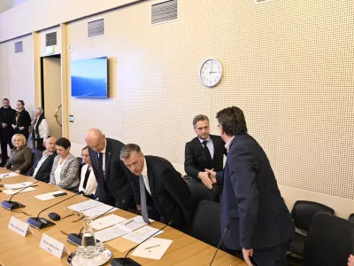 13.11.2025 Premier dr. Golob v pogovoru z župani Jugovzhodne Slovenije o t.i. &Scaron;utarjevem zakonu - obravnava romske tematike in s tem povezanimi re&scaron;itvami v t. i. &Scaron;utarjevem zakonu - VLADA RSFoto: Nik Erik Neubauer