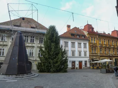 13.11.2025 - Novoletna jelka - smreka - veseli december - praznična okrasitev ljubljaneFoto: Luka Cjuha