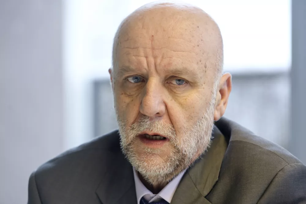 direktor LJUBhospica dr. Marjan Sedej (direktor Lekarna Ljubljana)   - 12.02.2016 - Hi&scaron;a LJUBhospic, Hradeckega 20 v Ljubljani - ponovno odprtje hi&scaron;e hospic, ki bo hudo bolnim brezplačno nudila 24-urno celostno hospic paliativno oskrbo - bivanje neozdravljivih bolnikov in nega umirajočim   //FOTO: Jaka Gasar