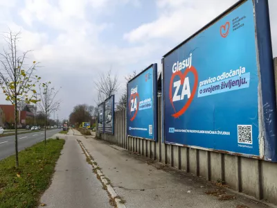 13.11.2025 - Plakat - referendum o Zakonu o pomoči pri prostovoljnem končanju življenja Foto: Luka Cjuha