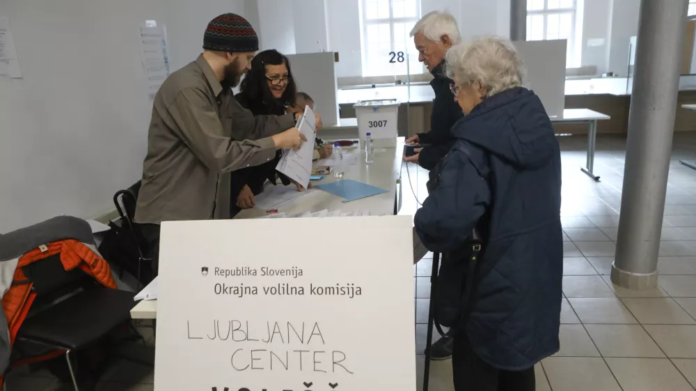 18.11.2025 - Referendum 2025 - predčasno glasovanje - Referendum o pomoči pri končanju življenja Foto: Luka Cjuha