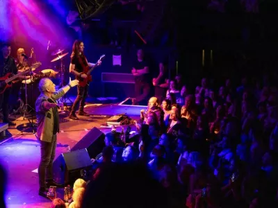 Vili Resnik je ob svoji 30 - letnici v Cvetličarni razvnel množico. Prva dama je s prijateljico zraven zapela, da je postelja spet prazna. 